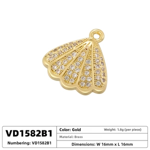 Détail d'un pendentif coquillage en laiton doré 16mm orné de zircons cubiques brillants