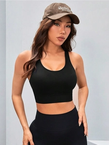Gros plan d'un soutien-gorge de sport noir avec large ourlet et texture en maille sans couture