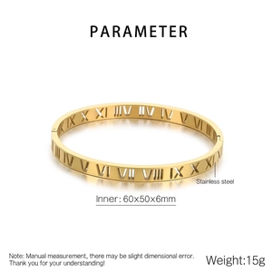 Détail macro d'un bracelet en acier doré de 6mm avec des chiffres romains évidés
