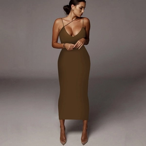 Détail de robe longue moulante marron foncé avec décolleté en V à bretelles croisées