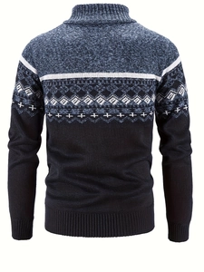 Vue arrière détaillée d'un pull en tricot bleu marine avec motif jacquard nordique chic