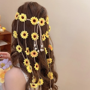 Detailansicht des böhmischen Sonnenblumen-Stirnbands mit geflochtenen Quasten am Haar