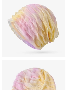 Dettaglio del berretto plissettato sfumato rosa e giallo con trama traspirante