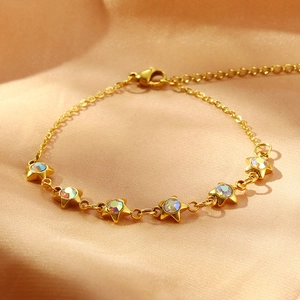 Bracelet chic en acier doré avec pendentifs étoiles scintillants en zircons colorés