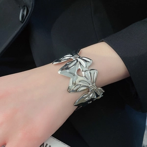 Stilvoller metallischer Armreif mit glänzender Oberflächenstruktur in Silber.