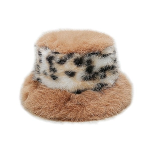Dettaglio della trama del cappello alla pescatora in pelliccia sintetica con patchwork leopardato