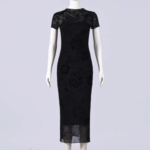Dettaglio del set abito in mesh floreale con sottoveste su manichino da sartoria