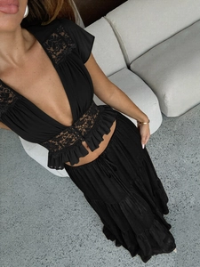 Ensemble deux pièces pour femme avec haut en dentelle noire et jupe longue