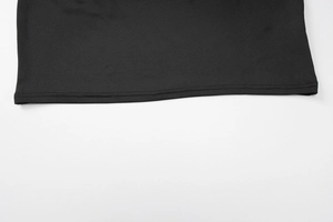 Detailansicht der professionellen Nähte und der glatten schwarzen Stoffstruktur des Kleides
