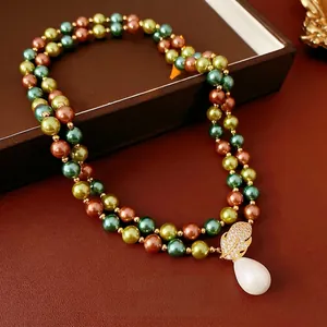 Collana vintage a doppio strato con perle multicolore e ciondolo a foglia dorata