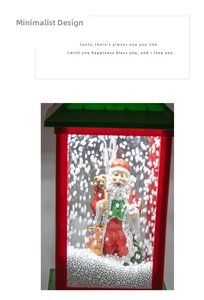 Dettaglio di una lanterna natalizia festiva con Babbo Natale, renna e luci LED interne