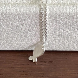 Minimalist S925 sterling silver fish pendant necklace with polished finish for women