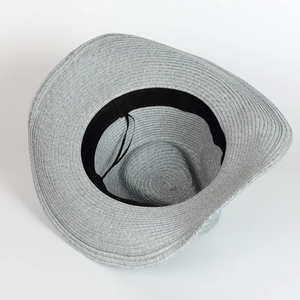 Dettaglio ravvicinato di un cappello di paglia grigio con trama intrecciata e fascia interna