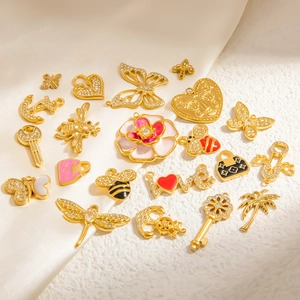 Pendentifs en acier inoxydable plaqué or 18 carats avec strass et détails en émail