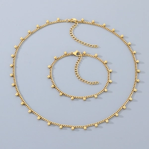 Détail des chaînes cubaines en acier titane avec perles et fermoirs mousquetons