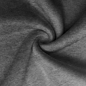 Nahaufnahme der grauen Strickstoffstruktur mit Fokus auf Webart und Materialdichte
