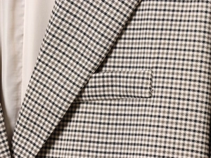 Detailansicht des Revers eines Blazers mit Hahnentrittmuster und feiner Stoffstruktur