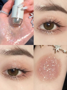 Detalle macro de la sombra de ojos líquida Cappuvini con purpurina y efecto en el ojo