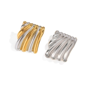 Vue détaillée des boucles d'oreilles bicolores avec textures plissées or et argent