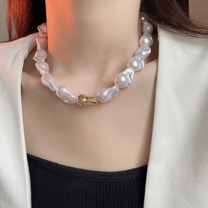 Détail d'un collier de perles baroques irrégulières avec perle dorée sur un mannequin