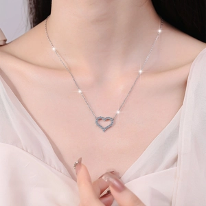 Collier cœur en argent S925 avec diamants micro-pavés porté par un mannequin femme