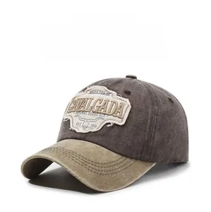 Dettaglio del cappello da baseball retrò in cotone lavato con toppa ricamata a teschio