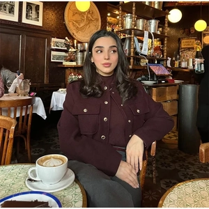 Veste courte rouge foncé en laine avec boutons dorés et col montant style vintage