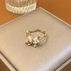 Detalle de anillo de rosa bañada en oro con perla de agua dulce y esmalte rosa