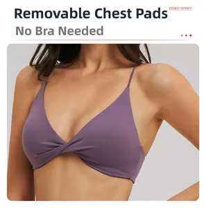 Détail de la brassière de yoga violette avec fines bretelles et coussinets amovibles