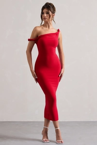 Détail d'une robe moulante rouge à épaule dénudée avec encolure asymétrique et tissu élégant