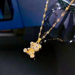 Exquisite gold-plated 3D bear necklace with cubic zirconia pave setting on唇形链 chain