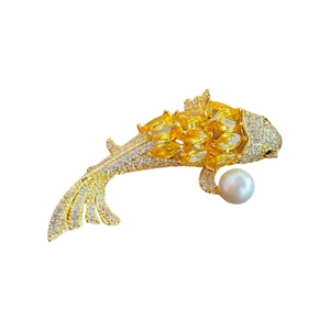 Spilla carpa koi placcata in oro con zircone giallo e perla bianca raffinata