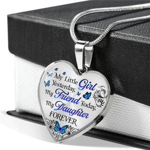 Collier avec pendentif coeur en argent gravé d'un message sur une boîte cadeau noire