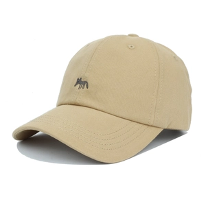 Casquette de baseball en coton beige avec broderie de renard gris et visière courbée