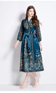 Détails de l'imprimé paisley et du tissu satiné lisse de la robe longue à col en V profond