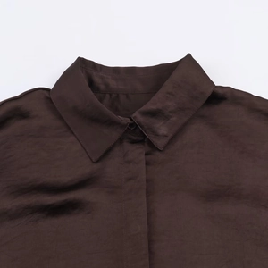 Camicia marrone scuro testurizzata in seta con colletto classico e bottoni frontali