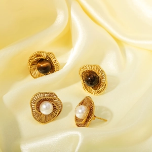 Boucles d'oreilles vintage en or avec œil de tigre et perles sur soie jaune