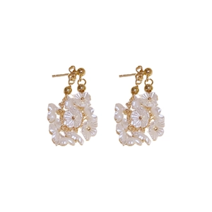 Elegante goldene Blumenohrringe mit weißen Blütenblättern und modischem Kettendetail