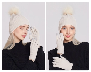 Details des beigefarbenen Chenille-Stricksets mit Bommel und Touchscreen-Handschuhen