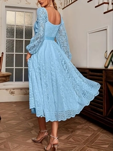 Détail de la dentelle bleu clair élégante avec des motifs floraux rétro ajourés