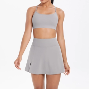 Détail d'un ensemble de sport gris avec brassière et jupe-short de tennis fendue