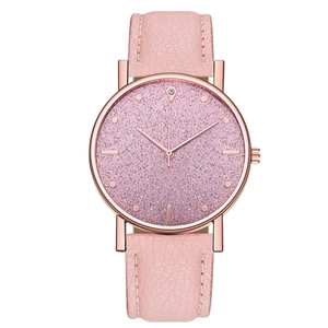 Dettaglio del quadrante glitterato rosa e della cassa in oro rosa su orologio da donna