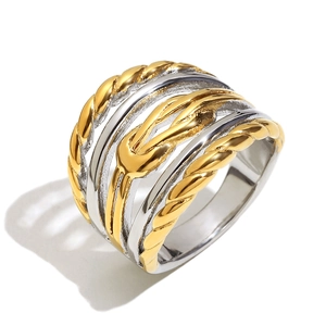 Bague multicouche minimaliste en finition mélange or et argent sur fond blanc pur
