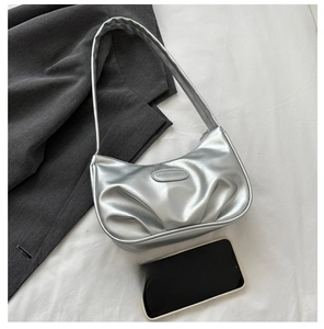 Borsa a spalla argento con effetto plissettato e placchetta decorativa in metallo