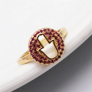 Makroaufnahme von Gold-Hamsa-Ring mit lila Zirkonia Mikropave-Fassung in Nahaufnahme