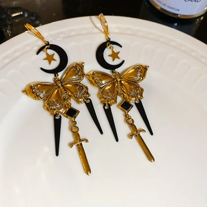 Boucles d'oreilles gothiques lune et papillon avec pendentif épée en métal noir et or