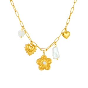 Collier en acier inoxydable doré avec fleur en perles et pendentifs cœur sur fond blanc