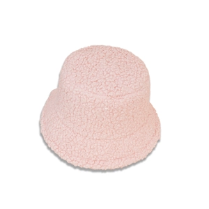 Détail du bob en polaire peluche rose montrant la texture douce et le bord large