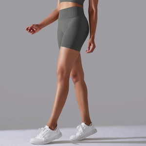 Détail du short de fitness sans couture gris foncé avec taille haute gainante et de maintien