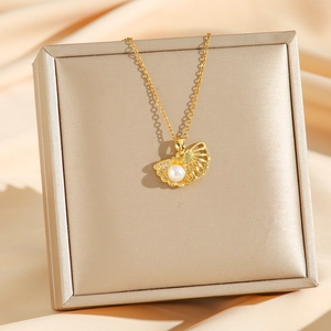 Collier pendentif coquillage doré avec perle blanche et diamants sur soie champagne